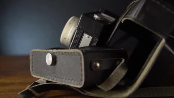 Deri çantalı eski bir kamera. Yavaş çekim ve yakın çekim — Stok video