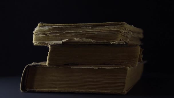 Uma pilha de livros antigos. Movimento lento e de perto — Vídeo de Stock