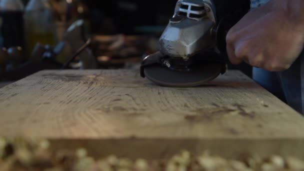 Carpintero mientras trabajaba en su taller — Vídeo de stock