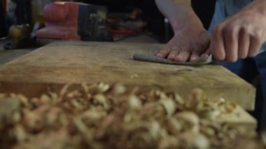 Marangoz atölyesinde çalışırken