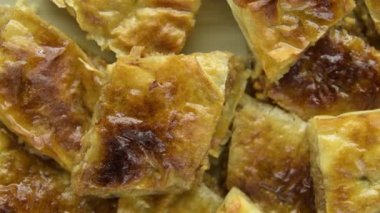 Seramik tabakta taze ev yapımı baklava.