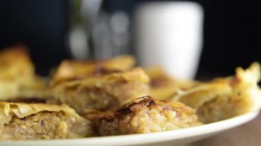 Seramik tabakta taze ev yapımı baklava.