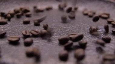 Kahve çekirdekleri eski bir metal ezicinin üzerine düşer. Yavaş çekim ve yakın çekim