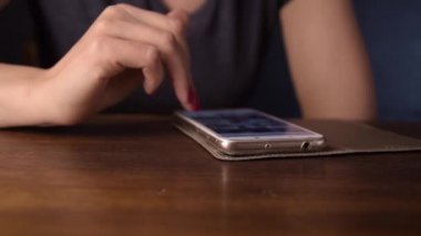 Bir kadın iletişim kurmak için cep telefonu kullanıyor.