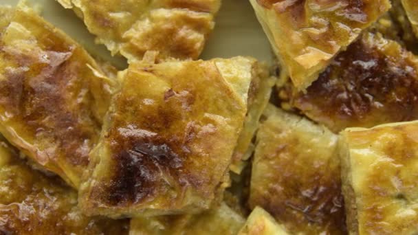 Baklava casero fresco en un plato de cerámica — Vídeos de Stock