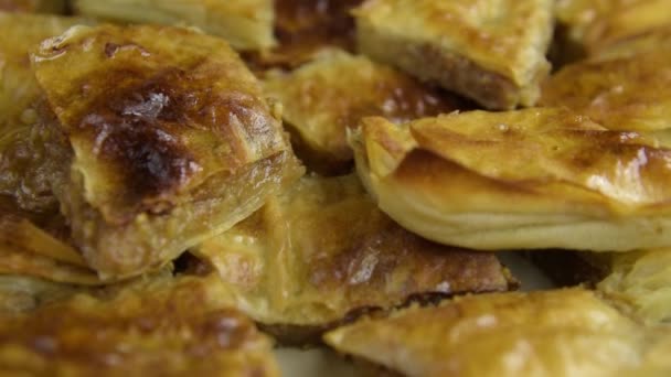 Seramik tabakta taze ev yapımı baklava. — Stok video