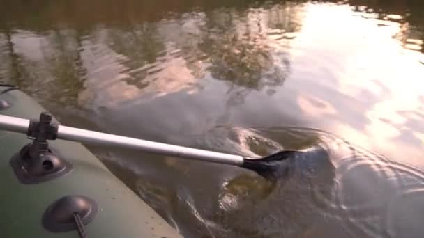 A pá é abaixada na água durante um passeio de barco inflável no lago — Vídeo de Stock