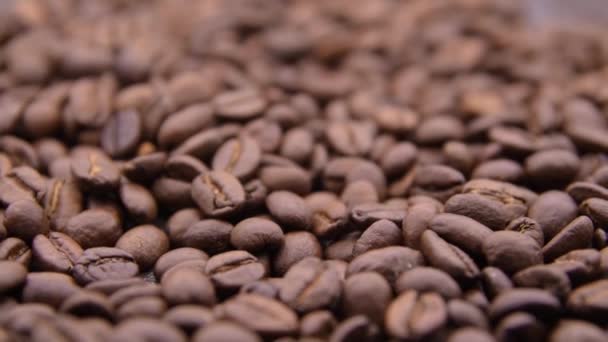 Les grains de café tournent sur un vieux torréfacteur en métal. Mouvement lent et gros plan