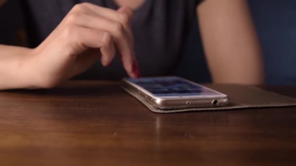 Une femme utilise un téléphone portable pour communiquer — Video