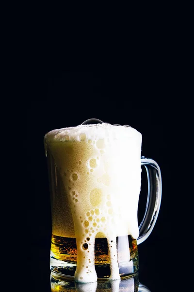 Caneca Cerveja Com Espuma Fundo Escuro — Fotografia de Stock