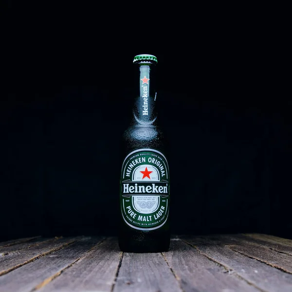 Rusko Moskva Července 2020 Láhev Piva Heineken Dřevěném Stole Tmavém — Stock fotografie