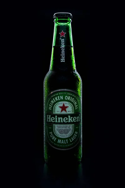 Rusya, Moskova, 11 Temmuz 2020: Koyu arkaplanda bir şişe Heineken birası