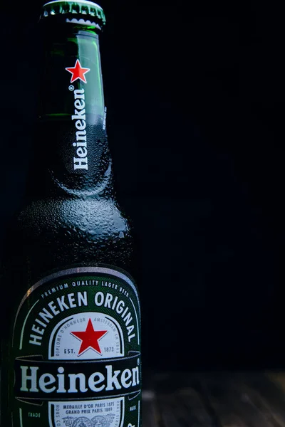 Rússia Moscou Julho 2020 Garrafa Cerveja Heineken Uma Mesa Madeira — Fotografia de Stock