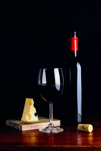 Ein Glas Rotwein Eine Flasche Und Ein Stück Käse Auf — Stockfoto