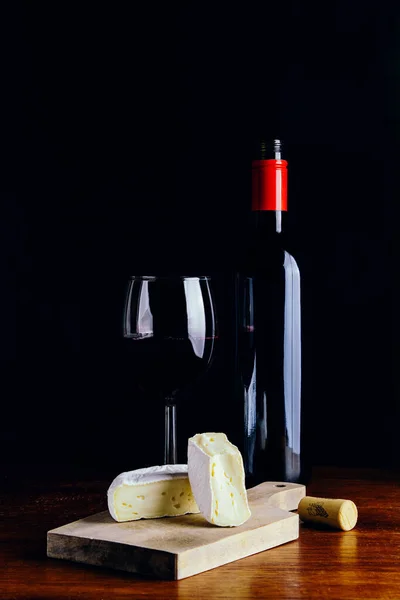 Ein Glas Rotwein Eine Flasche Und Ein Stück Käse Auf — Stockfoto