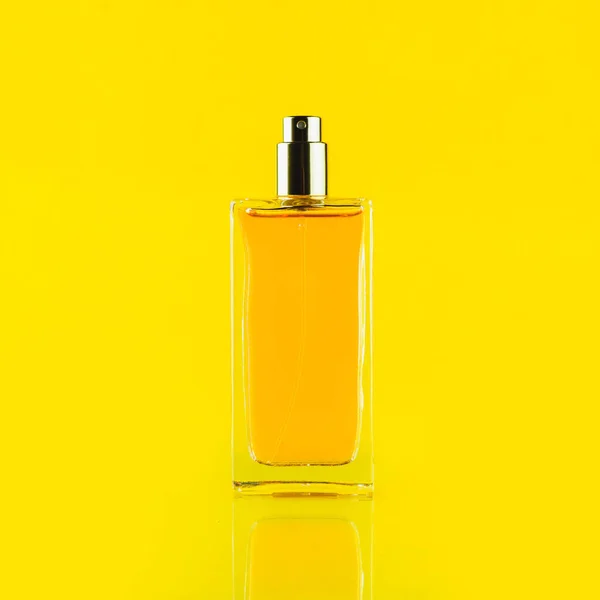 Botol Parfum Dengan Latar Belakang Kuning Muda Stok Lukisan  