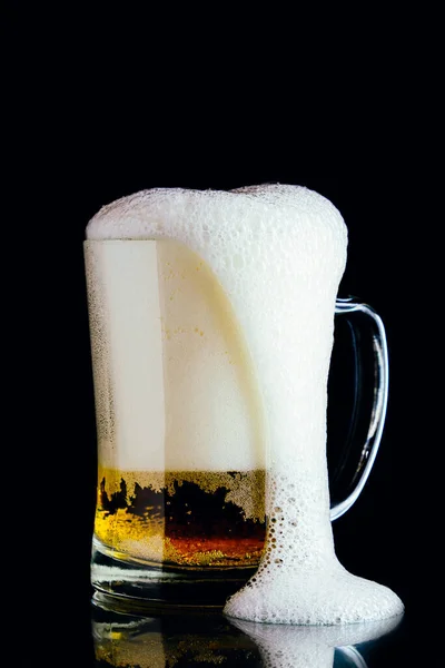 Taza Cerveza Con Espuma Sobre Fondo Oscuro — Foto de Stock