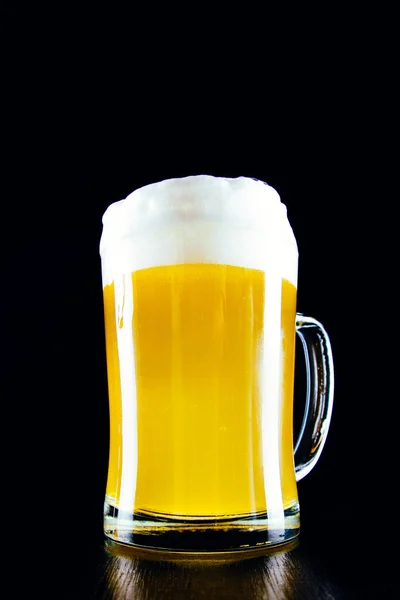 Ležák Nefiltrovaný Pivní Hrnek Pěnou Tmavém Pozadí — Stock fotografie