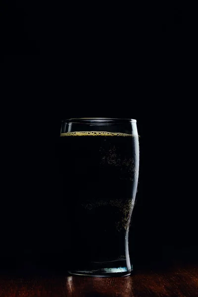 Caneca Cerveja Porter Com Espuma Fundo Escuro — Fotografia de Stock