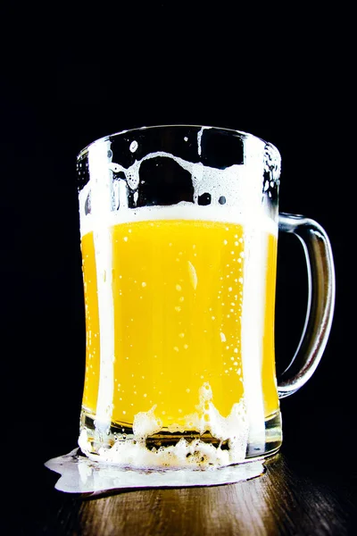 Lager Caneca Cerveja Não Filtrada Com Espuma Fundo Escuro — Fotografia de Stock