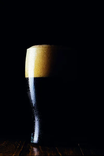 Caneca Cerveja Porter Com Espuma Fundo Escuro — Fotografia de Stock