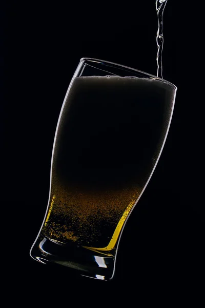 Ležák Pivo Vylévá Láhve Sklenice Černém Pozadí — Stock fotografie