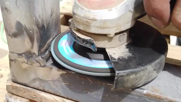 Sanding Weld Dengan Grinder Dan Sanding Disc Untuk Radial Sentimeter — Stok Video