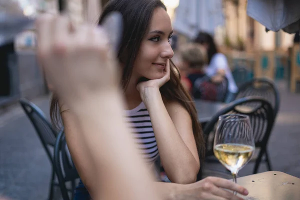 Amici Tavola Che Bevono Vino Bianco Coppia Giovani Amanti Incontri — Foto Stock