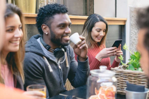 Interraciale Vrienden Die Koffie Drinken Aan Tafel Plezier Hebben Samen — Stockfoto