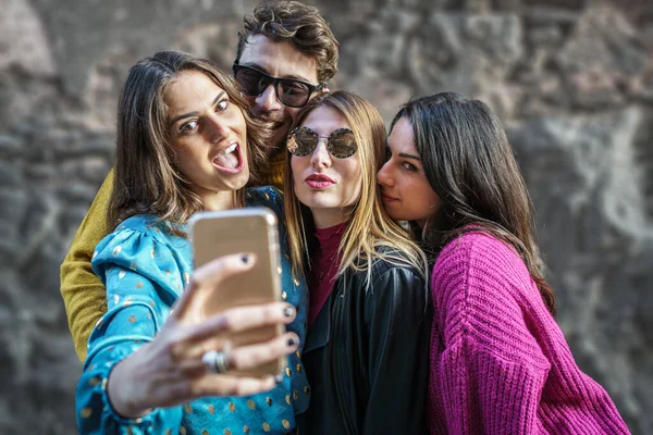 Bir Grup Arkadaş Selfie Çekiyor Akıllı Telefon Kullanarak Eğleniyorlar — Stok fotoğraf