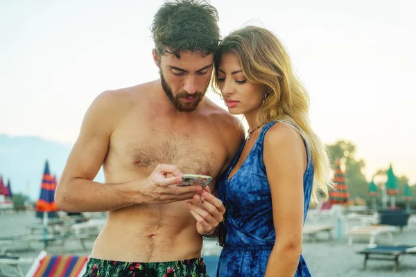 Ein Paar Junge Leute Die Strand Ihr Smartphone Benutzen Freunde — Stockfoto