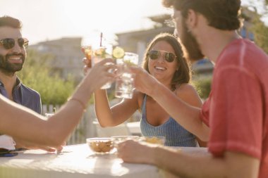 Gençler içki saatinde mojitolarla kadeh kaldırıyor.