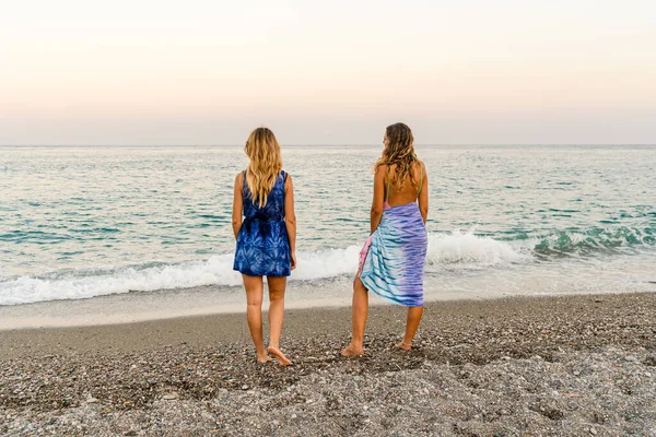 Twee Beste Vriendinnen Wandelen Samen Het Strand Aan Zee Kijken — Stockfoto