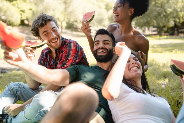 Een Interraciale Groep Jonge Vrienden Hebben Plezier Buiten Het Eten — Stockfoto