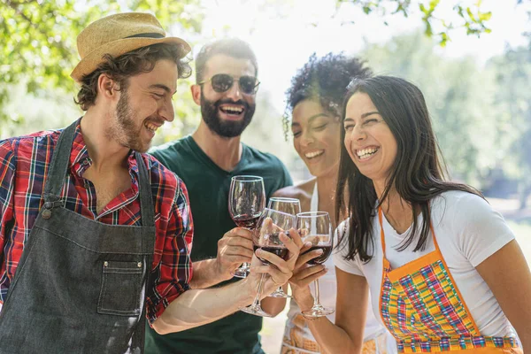 Gelukkige Vrienden Hebben Plezier Buiten Jongeren Genieten Samen Van Wijn — Stockfoto