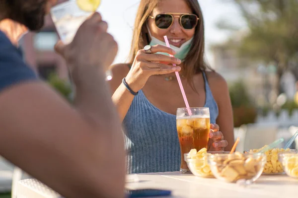 Giovane Donna Con Occhiali Sole Bere Freddo Con Una Cannuccia — Foto Stock