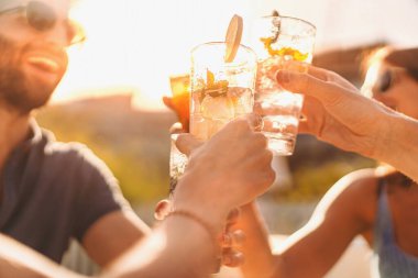 En iyi arkadaşlar bardaki tezgahta mojito içiyor gençlerle arkadaşlık kuruyor açık hava barında içki içerek sarhoş olup eğleniyorlar. 