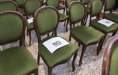 Koronavirüs salgını sırasındaki bir konferans ya da törende, sosyal mesafeli hükümler nedeniyle yer değiştirme görevi verildi. Kağıt çarşaflar hayır diyor..