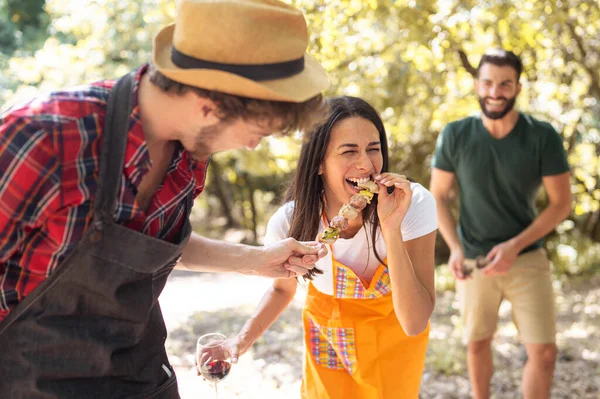 Een Groep Jongeren Een Schoolreisje Heeft Plezier Grapjes Maken Met — Stockfoto