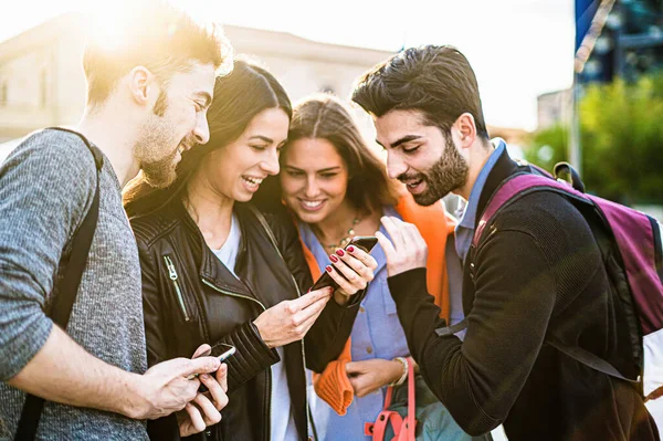 Grupo Adolescentes Hablando Juntos Viendo Contenidos Redes Sociales Pantalla Del — Foto de Stock