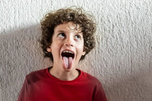 舌が出ている面白い男 女子高生グラマスライフスタイルポートレート — ストック写真