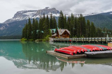 Zümrüt Göl, Yoho Ulusal Parkı 'nda ikonik Emerald Lodge, Güzel Britanya Kolumbiyası, Kanada