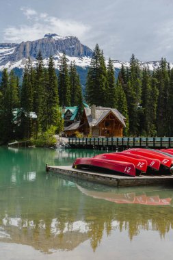 Zümrüt Göl, Yoho Ulusal Parkı 'nda ikonik Emerald Lodge, Güzel Britanya Kolumbiyası, Kanada
