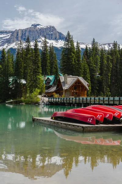 Zümrüt Göl, Yoho Ulusal Parkı 'nda ikonik Emerald Lodge, Güzel Britanya Kolumbiyası, Kanada