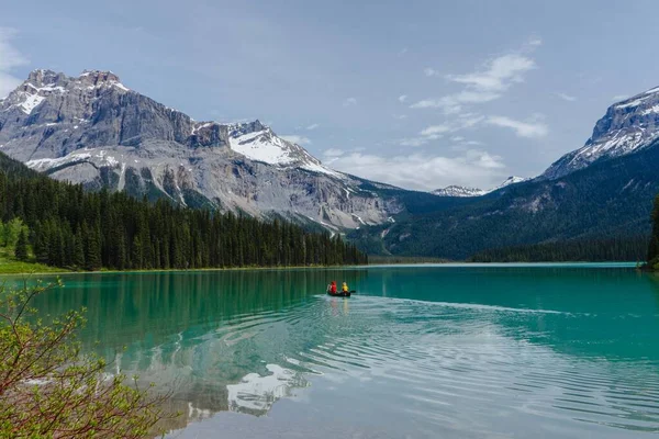 Icónico Lodge Madera Kayaks Rojos Kayak Personas Impresionante Lago Esmeralda — Foto de Stock