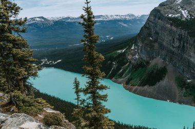 Turkuaz gölü, dünyaca ünlü Fairmont Oteli ve Louise Gölü, Banff Ulusal Parkı, Alberta, Kanada 'daki Büyük Arı Kovanı yürüyüş yolunun zirvesinden nefes kesici manzara.
