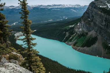Turkuaz gölü, dünyaca ünlü Fairmont Oteli ve Louise Gölü, Banff Ulusal Parkı, Alberta, Kanada 'daki Büyük Arı Kovanı yürüyüş yolunun zirvesinden nefes kesici manzara.