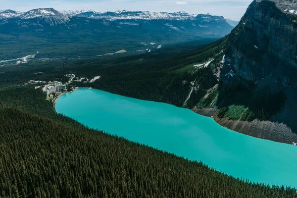 Turkuaz gölü, dünyaca ünlü Fairmont Oteli ve Louise Gölü, Banff Ulusal Parkı, Alberta, Kanada 'daki Büyük Arı Kovanı yürüyüş yolunun zirvesinden nefes kesici manzara.