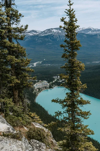 Turkuaz gölü, dünyaca ünlü Fairmont Oteli ve Louise Gölü, Banff Ulusal Parkı, Alberta, Kanada 'daki Büyük Arı Kovanı yürüyüş yolunun zirvesinden nefes kesici manzara.
