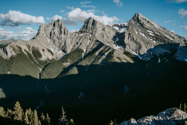 Iconic Three Sisters Mountain Peaks Canmore Kananaskis Alberta Canadá — Foto de Stock